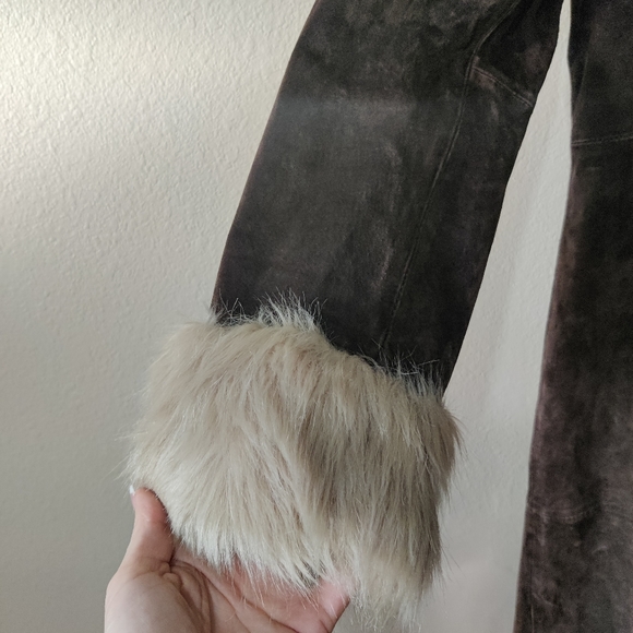 Vintage Brown Leather Jacket with Plush Cream Fur Collar - Picture 12 of 16